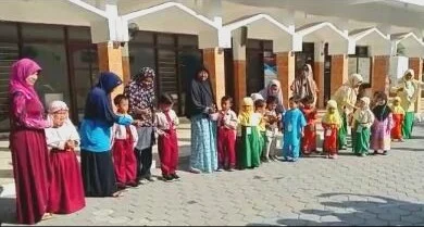 MPLS di MIAS Bungah: Lepas Burung Simbol Keikhlaskan Orangtua Sekolahkan Anaknya