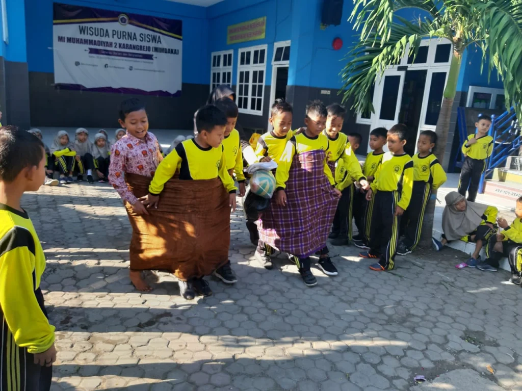 Lucunya Balap Sarung Siswa Mimdaka