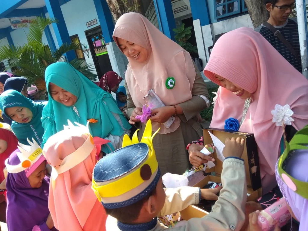 Masta SD Muwr1: Anak Pasang Pin, Bunda Kasih Kado