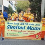 Drumband Simfoni Muda Pimpin Barisan SD Muda Ceria Sapa Masyarakat Sekitar