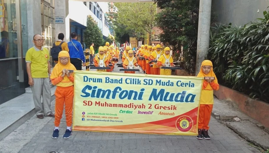Drumband Simfoni Muda Pimpin Barisan SD Muda Ceria Sapa Masyarakat Sekitar