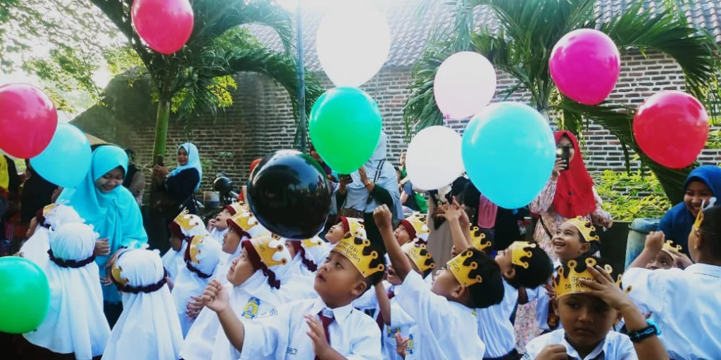 Mahkota Emas Generasi Berkemajuan untuk Siswa Baru SD Mutu Krembung