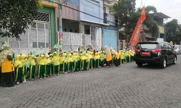 Guru dan Siswa TK Aisyiyah Ini Rela Berdiri Dua Jam Sambut Tim Juri LSSN di Berlian School