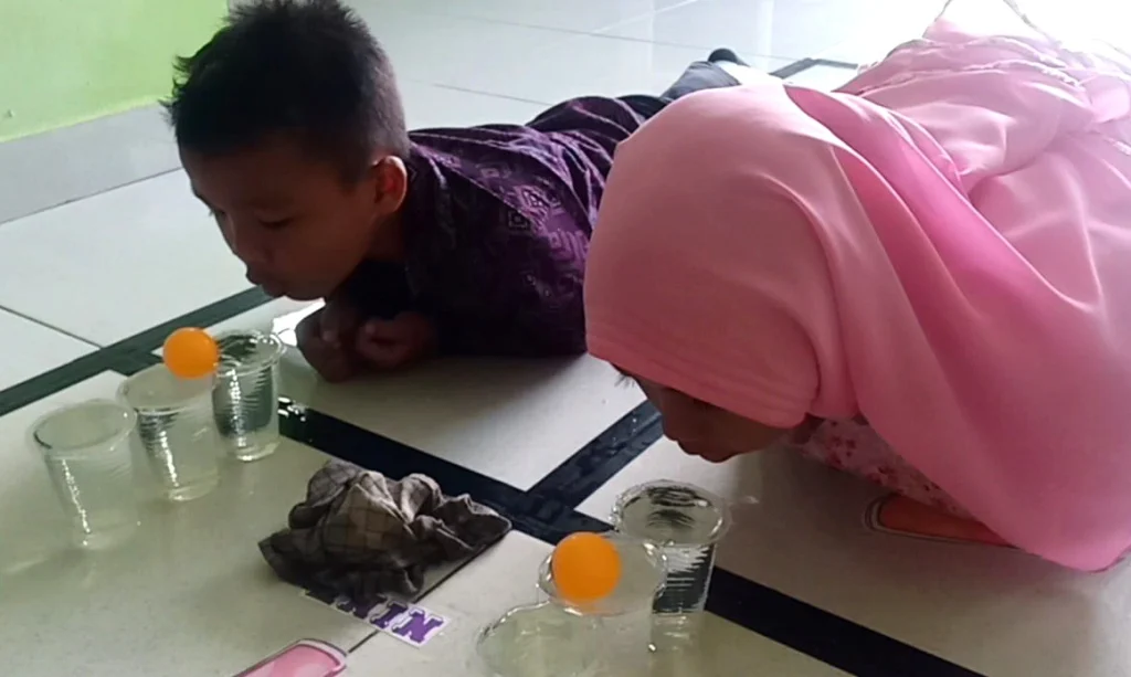 Permainan Lucu di Tengah Pembiasaan Shalat Berjamaah dan Labeling Barang Siswa di SD Mutu Bawean