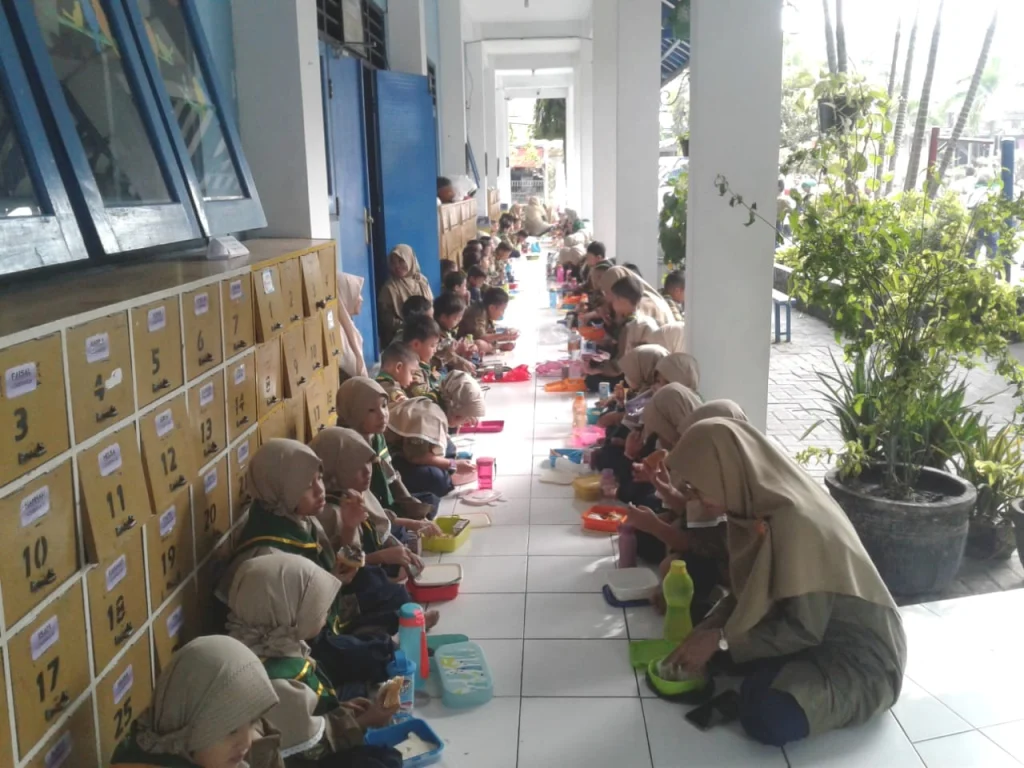 Sarapan Massal Akhiri Kegiatan Melekat SDMM, Ini Juara Lomba Yel-Yel Antarkelas