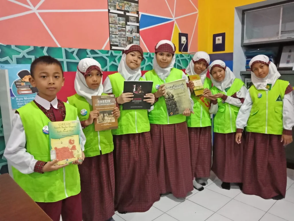 Ingin Tahu Sejarah Gresik, Baca di Perpustakaan Berlian School