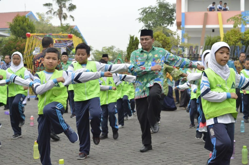 Kepala Dinas Pendidikan Gresik pun Ikut Senam Sambut Lomba LSSN 2019 di Berlian School