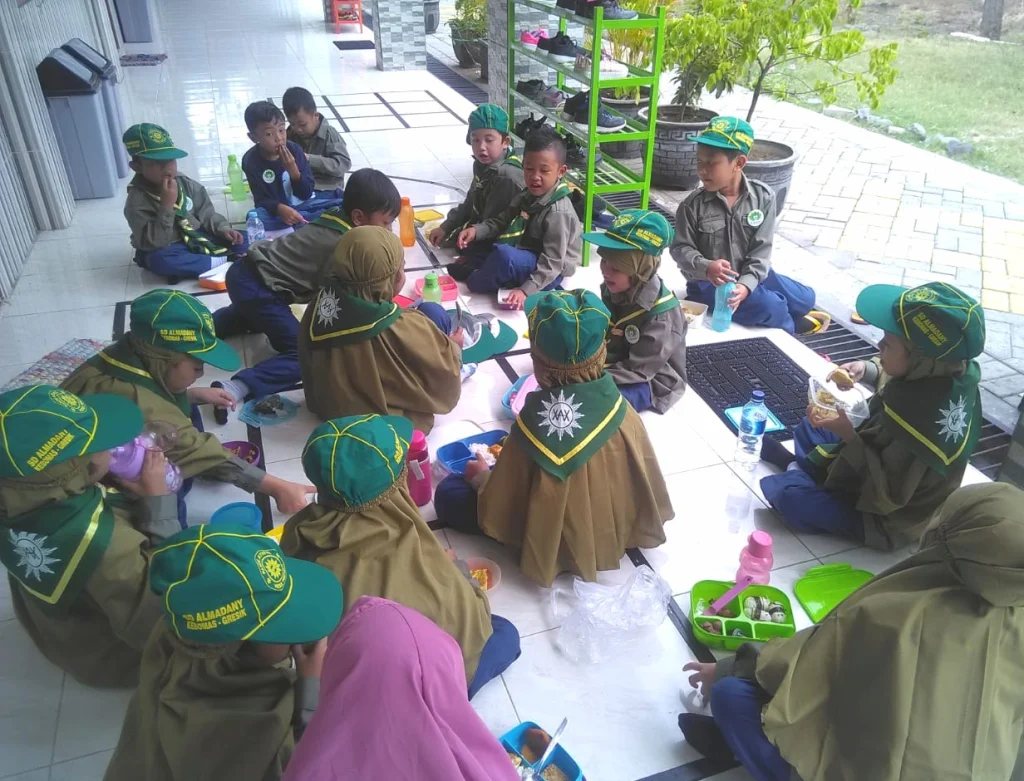 Guru SD Almadany Ini Terharu Lihat  Semangat Berbagi Siswa Barunya