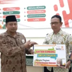 Senangnya Pedagang Kikil Ini Terima Bantuan Rombong dari Lazismu Kota Surabaya