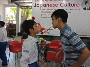 Saat Mahasiswa Jepang Adu Ketangkasan Estafet Gelang Karet di Spemdalas