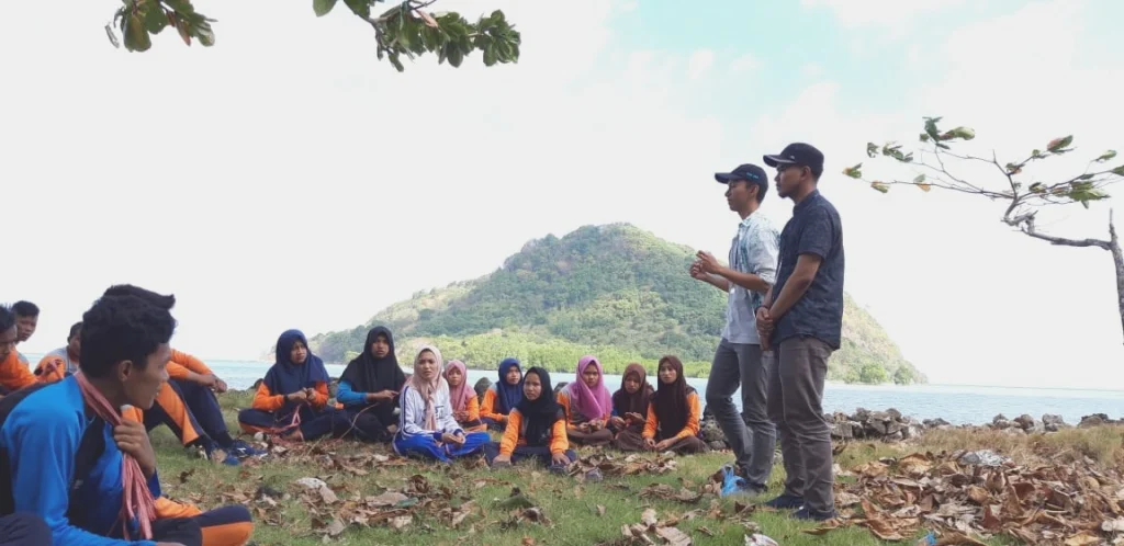 Dua Mahasiswa KKN UNS Dampingi Outbound Siswa SMA Muhammadiyah 2 Sangkapura Bawean