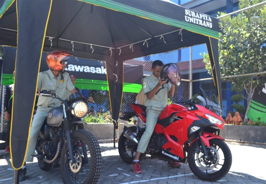 Serunya Test Ride Motor Ninja di SMK Mutu Gresik