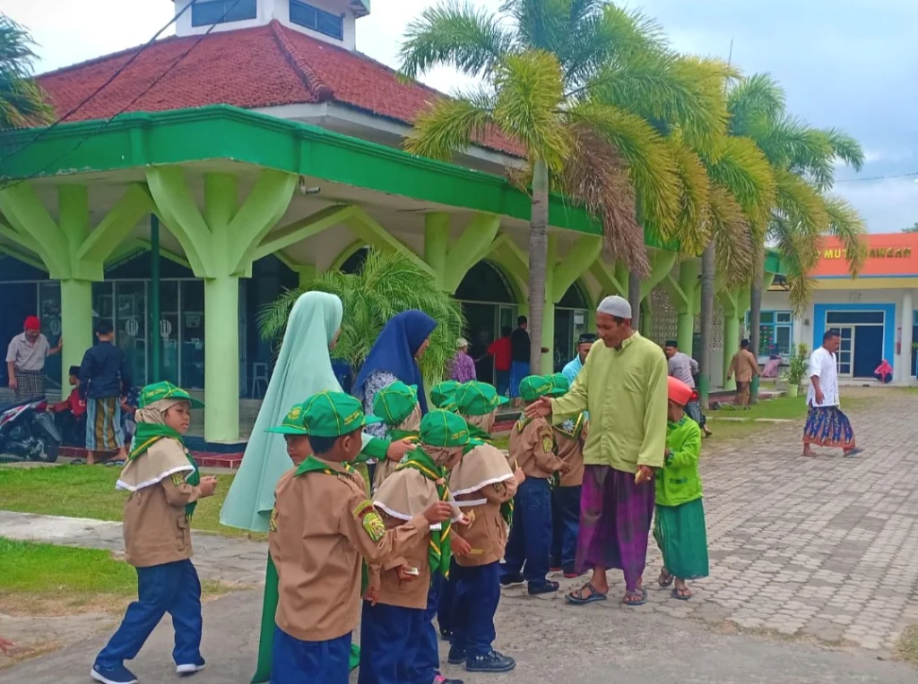 Kegiatan Perdana ‘Jumat Barakah’ SD Mutu Diapresiasi Warga Bawean