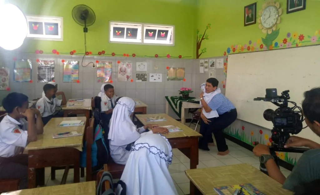 Dipeluk CEO PT KML dalam Adegan Film Biografi, Begini Reaksi Siswi Mimdaka