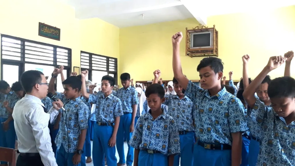 Hipnoterapi Bikin Siswa SMP M10 Bungah Plong dari Beban