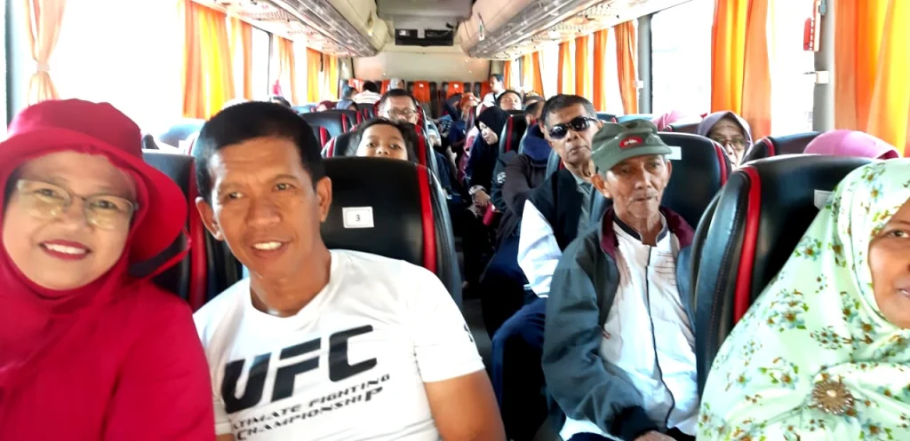 Tiga Bus Bawa Karyawan RSMG Refreshing ke Malang