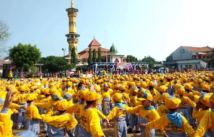 Insiden dalam Senam Massal Ribuan Siswa TK Ini Diselamatkan oleh Kesigapan Para Guru