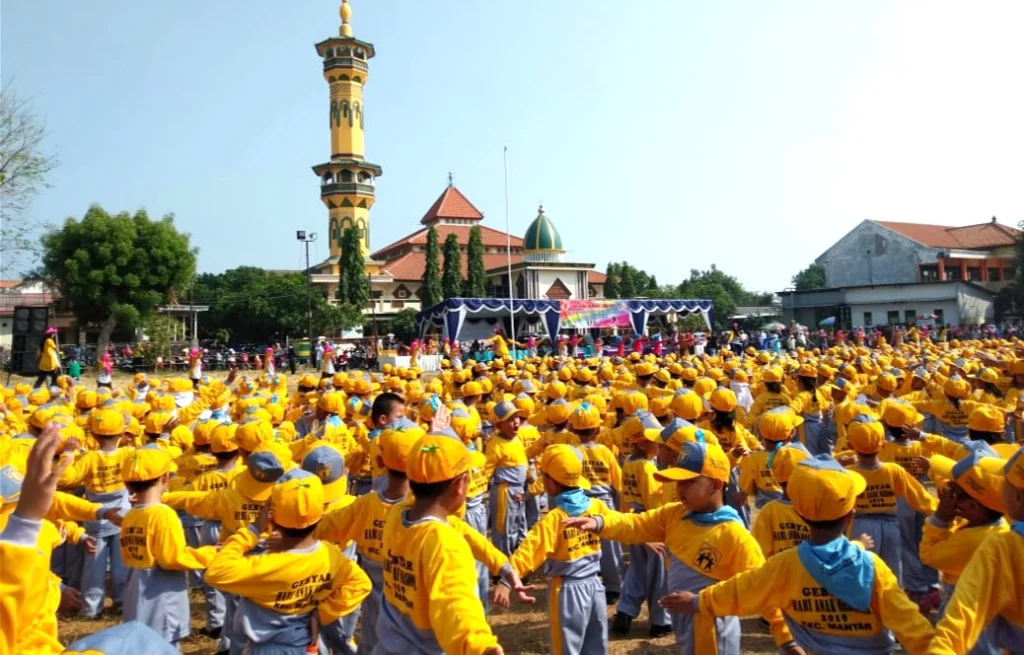 Insiden dalam Senam Massal Ribuan Siswa TK Ini Diselamatkan oleh Kesigapan Para Guru
