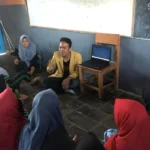 Bimbing Siswa MTsM 5 Bawean, Ini 11 Kiat Berani Bercerita Bahasa Inggris ala Mahasiswa KKN Unsoed