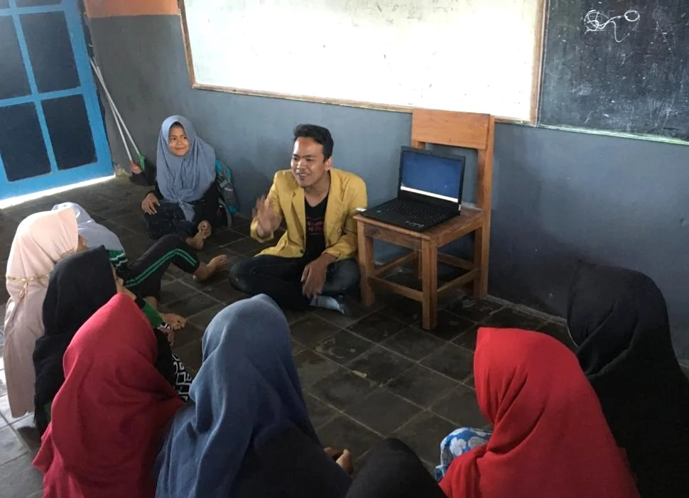 Bimbing Siswa MTsM 5 Bawean, Ini 11 Kiat Berani Bercerita Bahasa Inggris ala Mahasiswa KKN Unsoed