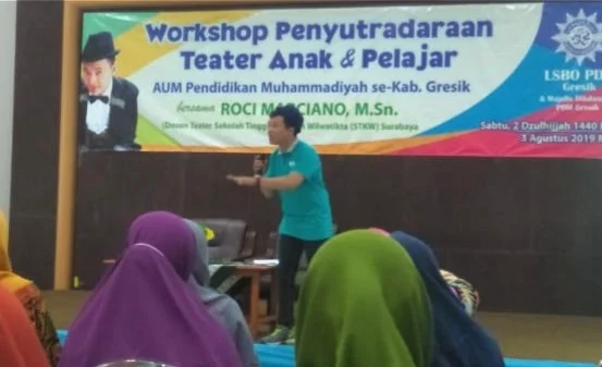 Dorong Regenerasi Teater di Sekolah: LSBO PDM Gresik Gelar Workshop Penyutradaraan untuk Guru
