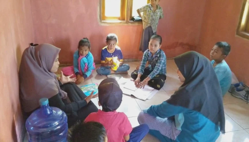 Mahasiswa KKN UMG Ini Ajarkan Bahasa Arab pada Anak-Anak Bawean