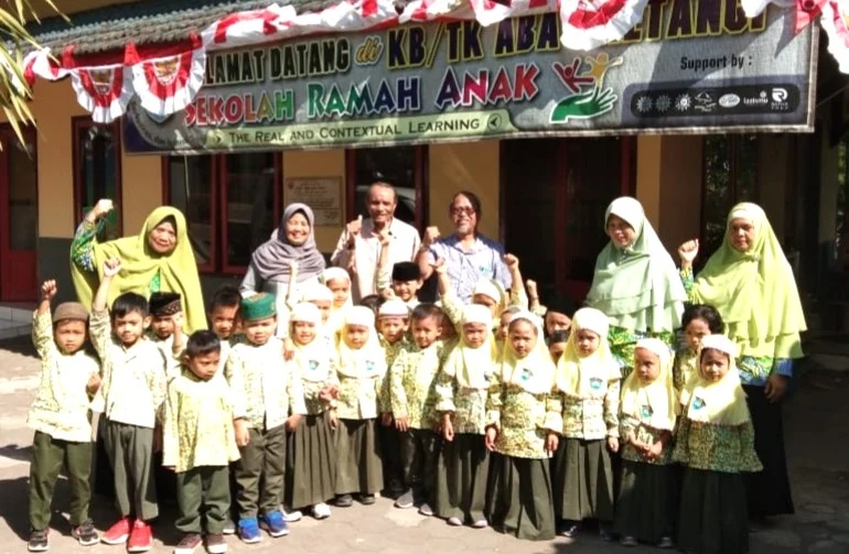 Sekolah Ramah Anak di Kaki Gunung Bromo Ini Dapat Kunjungan Profesor