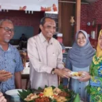 Kali Pertama Miladnya Dirayakan di Usia 65, Profesor Ini Beri Kejutan Guru Termuda KB/TK Aisyiyah Ketangi