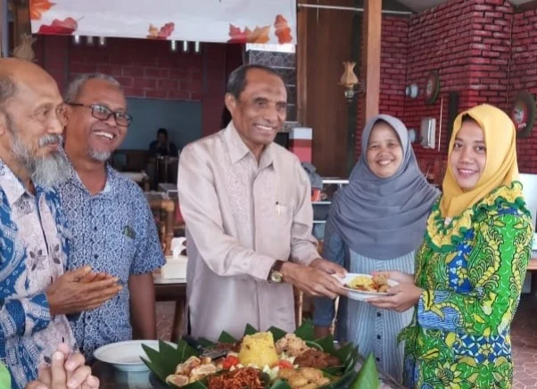 Kali Pertama Miladnya Dirayakan di Usia 65, Profesor Ini Beri Kejutan Guru Termuda KB/TK Aisyiyah Ketangi