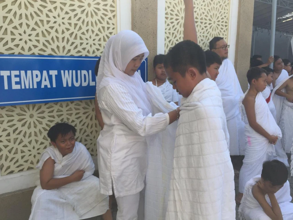 Pakai Baju Ihram yang Unik dan Spesifik Itu, Begini Reaksi Siswa SDMM saat Manasik Haji