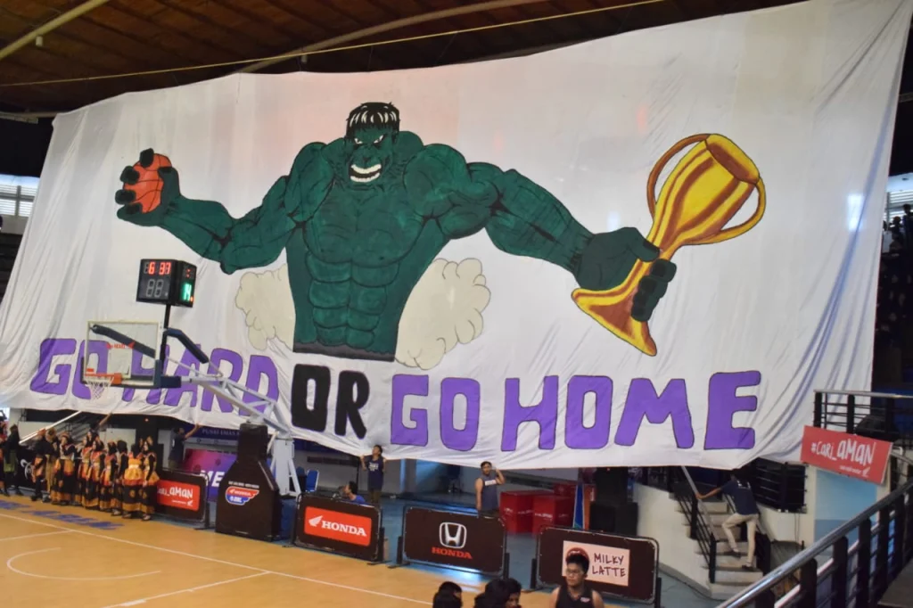 Ada Kisah Haru di Balik Berkibarnya Bendera Raksasa Supporter Aremu di DBL Arena, Mengapa Bergambar Hulk?
