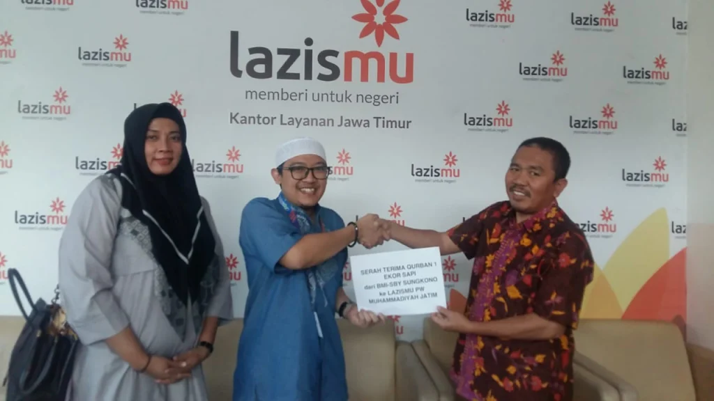 Bank Muamalat Indonesia Serahkan Sapi Kurban ke Lazismu Jatim