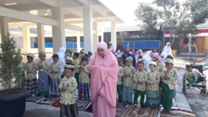 Lucu! Anak-Anak TK Ini Lakukan Simulasi Shalat Idul Adha