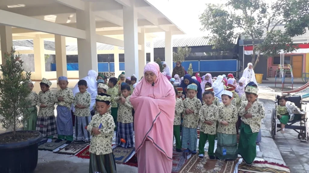 Lucu! Anak-Anak TK Ini Lakukan Simulasi Shalat Idul Adha