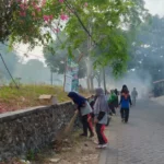 Siswa MTsM 5 Bawean Sambut Idul Adha dengan Bersihkan Jalan Raya Makam Desa