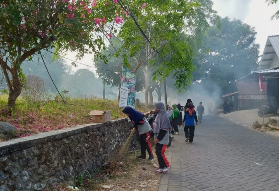 Siswa MTsM 5 Bawean Sambut Idul Adha dengan Bersihkan Jalan Raya Makam Desa