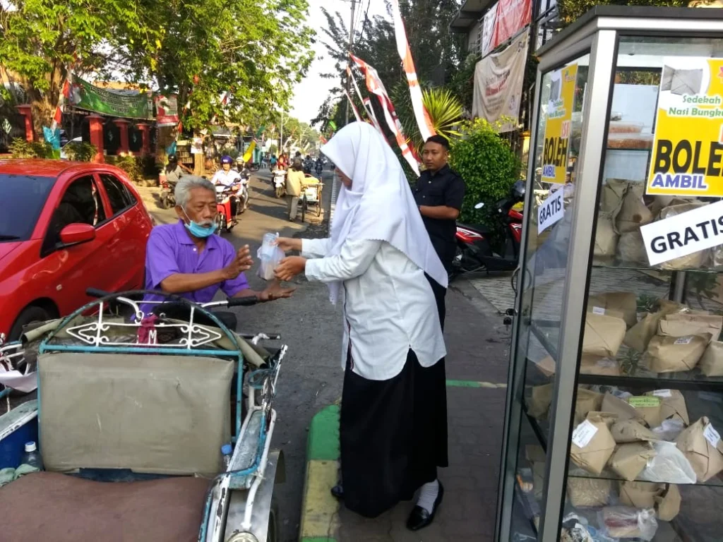 Teladan Sedekah Guru dan Karyawan SMP Musasi melalui Etalase Kaca