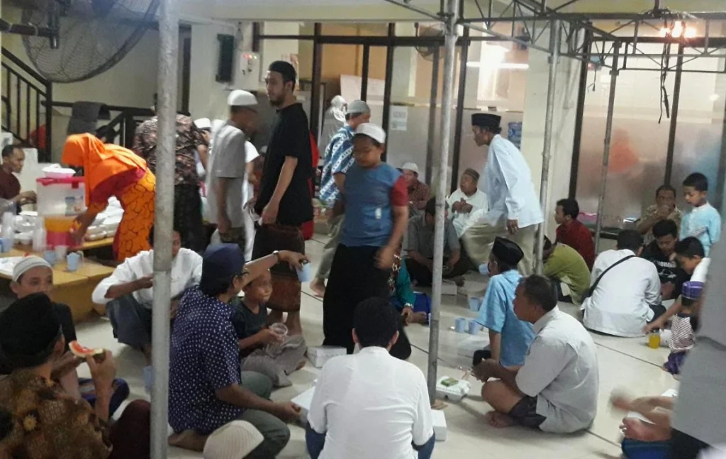 Buka Bersama Puasa Arafah Berlangsung di Masjid Al Azhar Dupak Surabaya