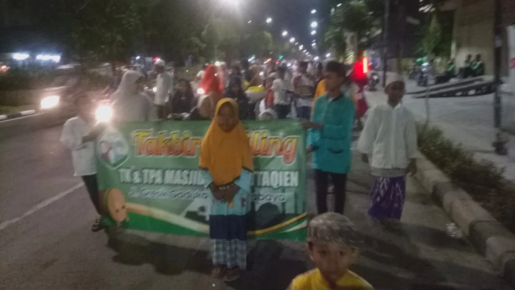 Warga Muhammadiyah-NU Krembangan Kompak Takbiran Keliling