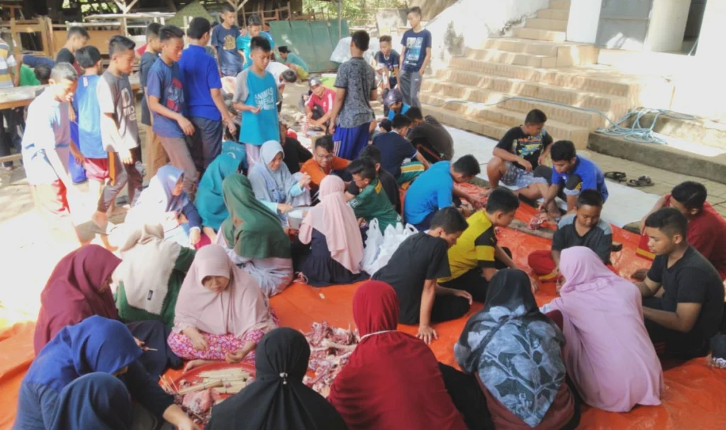 Bagikan Daging Kurban ke Masyarakat, Santri SPEAM Kota Pasuruan Praktikkan Ajaran Almaun