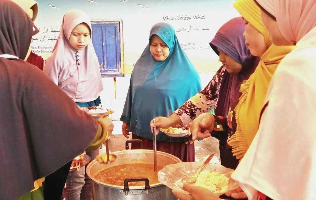 Gule Kambing Masakan Ikwam Warnai Kurban di SD Mutu Krembung