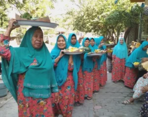 Di Mojopetung, Aisyiyah dan Nasyiah Kompak Bantu Panitia Kurban