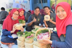 Diet Plastik, Smamsatu Mengemas Daging Kurban dengan Daun Pisang dan Besek Bambu