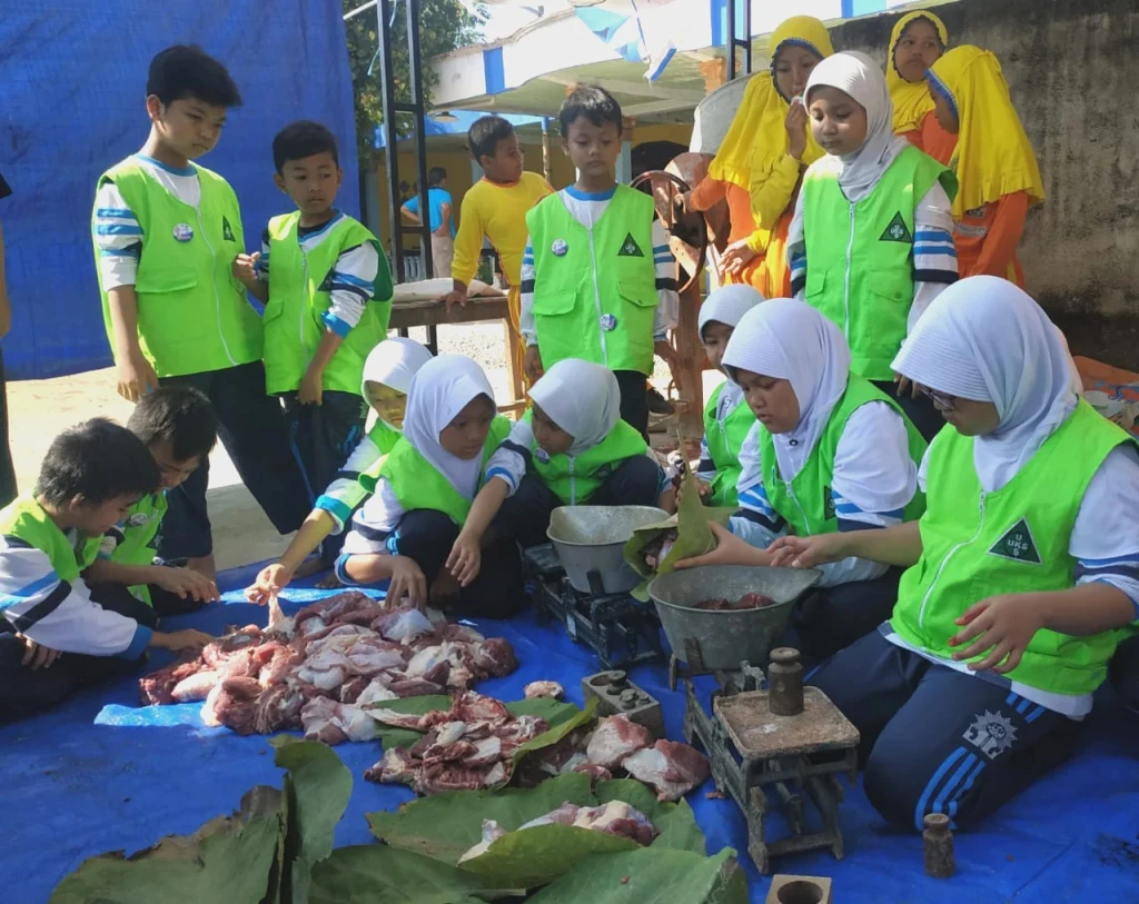 Daun Jati Lereng Gunung Gowaru dan Pelepah Pisang Banyuurip Gantikan Plastik dalam Kurban Sekolah-Madrasah Ini