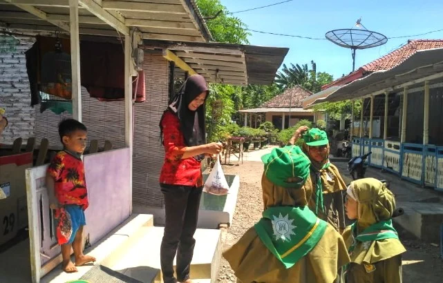 SD Termutu Besuki Gelar Kemah Dakwah dengan Bagi Daging Kurban