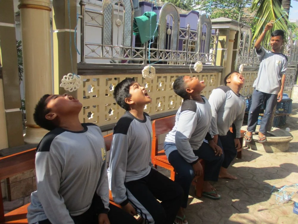 Jaga Adab Islami, Lomba Makan Kerupuk di Hamas School pun sambil Duduk