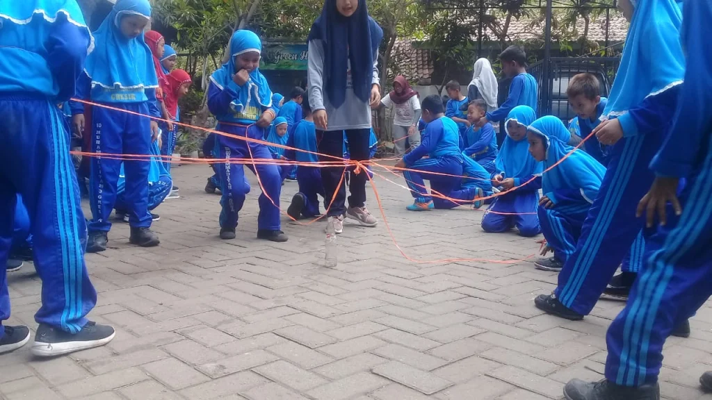 Mahasiswa PLP UMG Bikin Lomba Agustusan di SDM 3 Gresik Jadi Unik