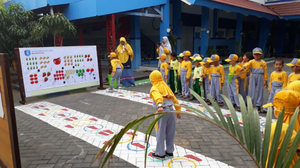 Saat Berlian School Jamu Tetangga Bermain Sepuasnya