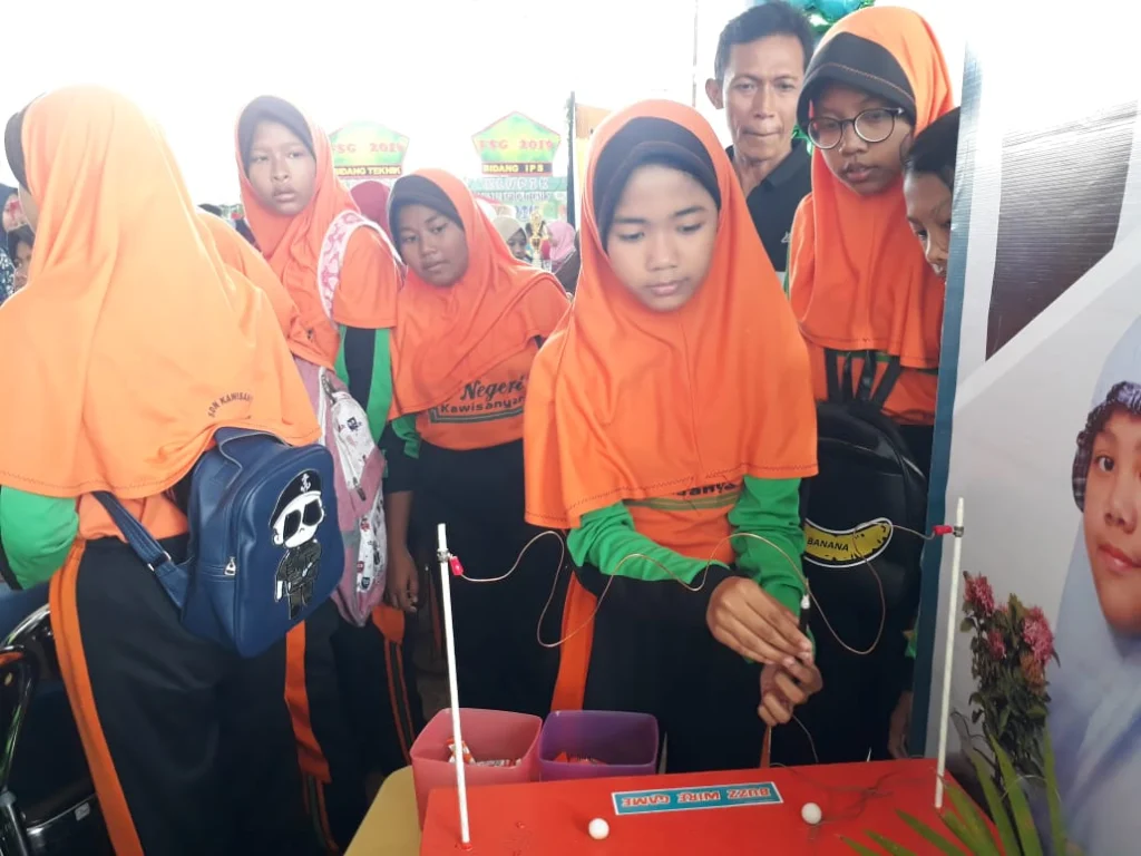 Buzz Wire Game Curi Perhatian Pengunjung Stan SD Mugeb di FSG 2019