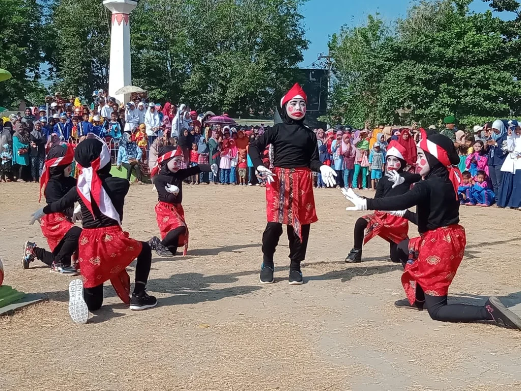 Tampil Perdana di HUT Kemerdekaan RI, Modern Dance SD Mutu Bawean Bikin Heboh Penonton